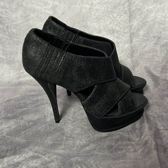 Elizabeth and James Black Pebbled Leather Platform 5” Heels - size 8 - Picture 4 of 15